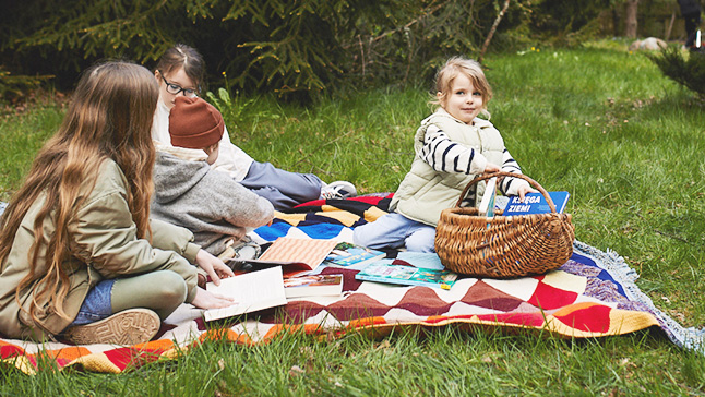 Z książką na dworze!